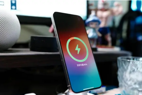 辰溪苹果15换屏服务分享用什么充电器给iPhone15充电更好 